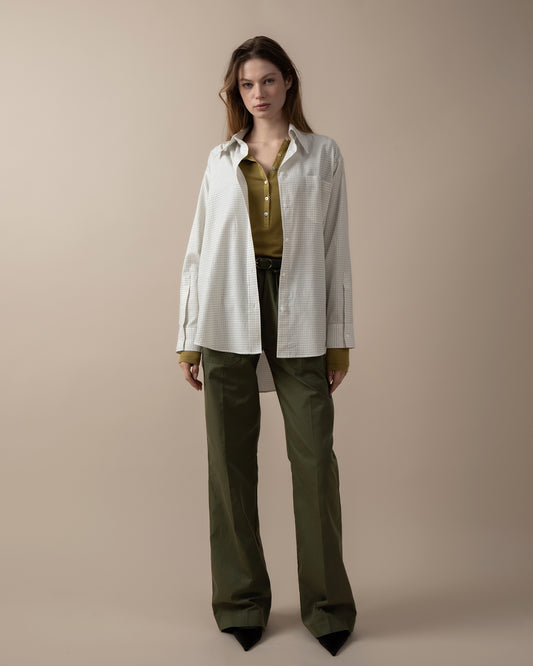 Pointed collar shirt